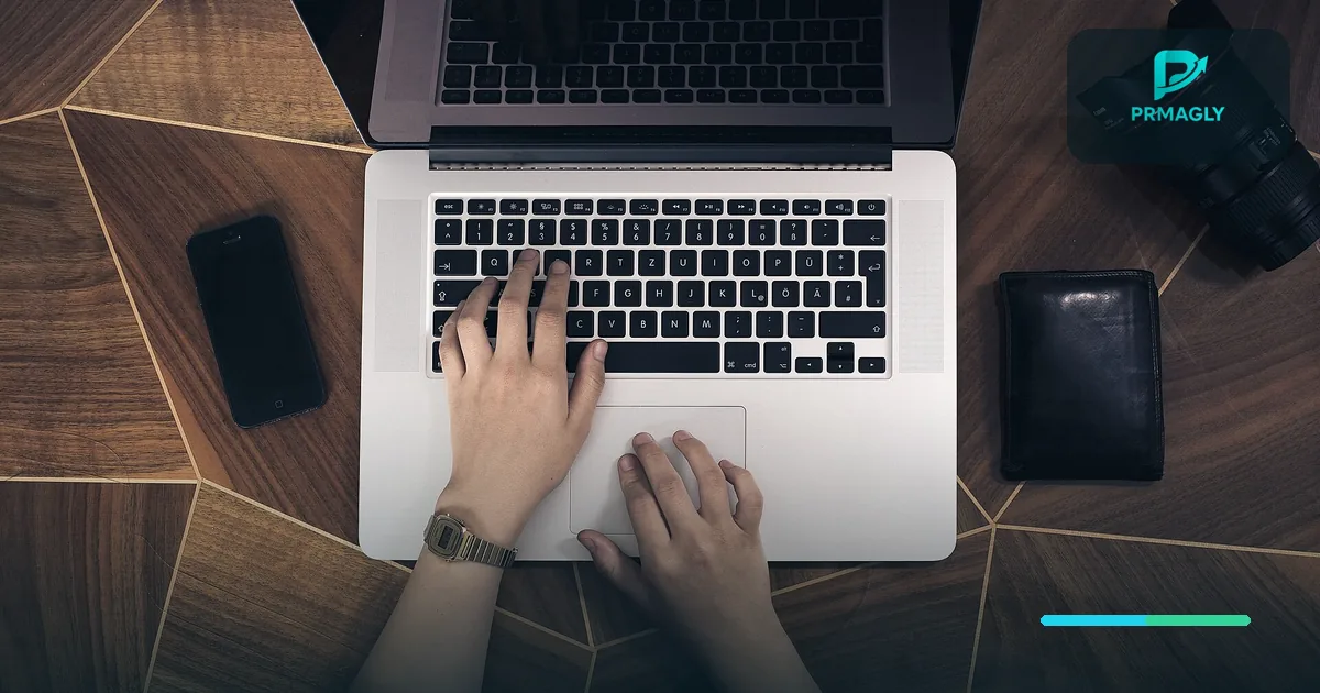 يدان على لوحة مفاتيح لابتوب